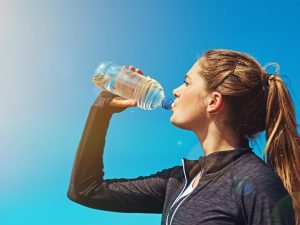 minum air putih bisa mencegah wasir