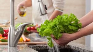 Cara mencuci sayur untuk mencegah ambeien